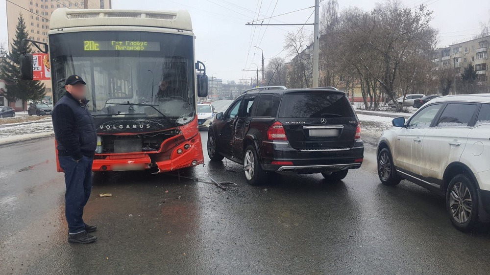 Во Владимире столкнулись легковушка и городской автобус №20С 