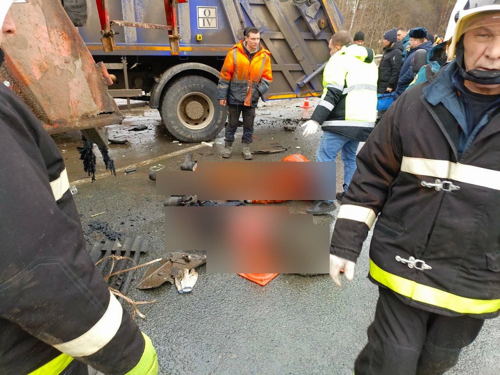 Стали известны подробности смертельного ДТП с мусоровозом и водовозом в Камешковском районе 