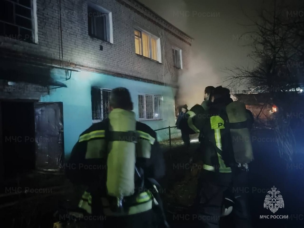 Из горящего дома в Александрове спасли двух человек 