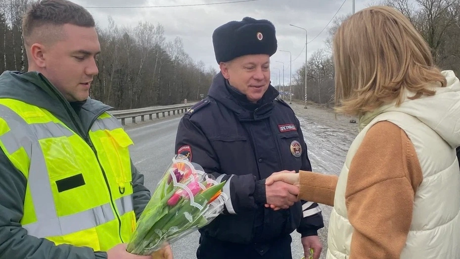 Сотрудники ДПС Владимира останавливали девушек за рулем и дарили им цветы