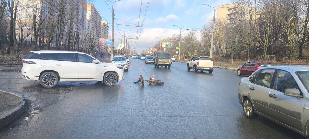 Во Владимире легковушка сбила велосипедиста 