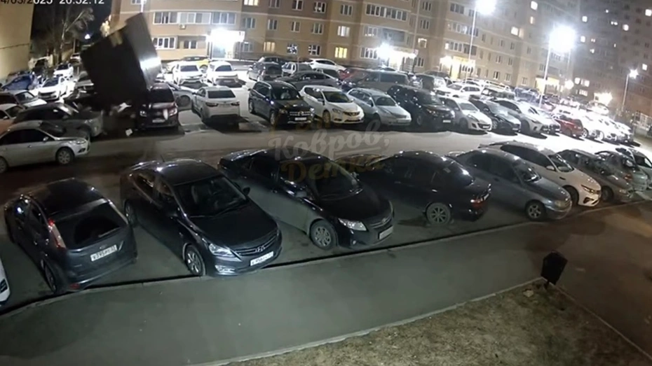 В Коврове ураган снёс мусорную площадку на припаркованные автомобили