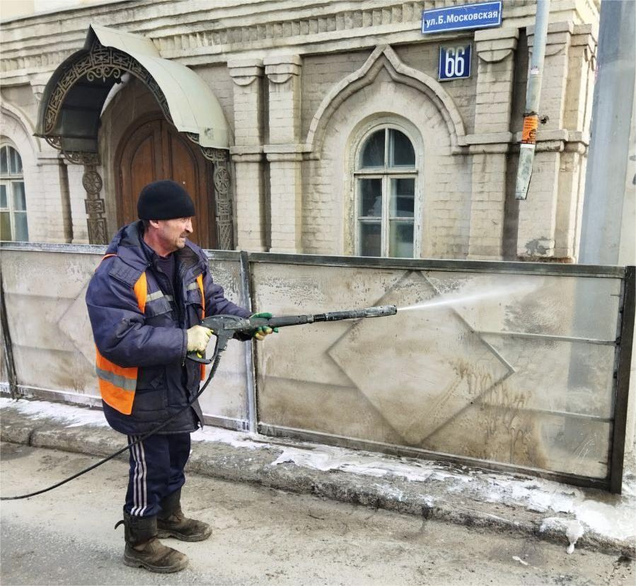 Сотрудники Владимирского ЦУГД устроили душ придорожным конструкциям