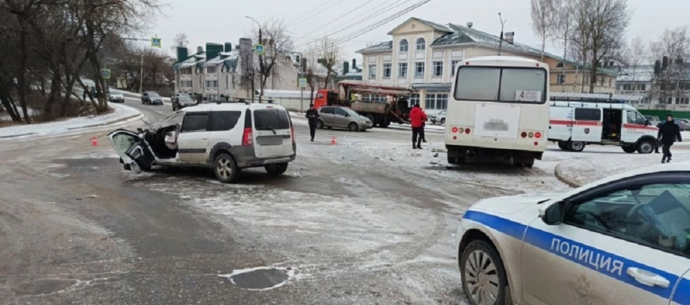 Стали известны подробности ДТП с легковушкой и автобусом в Александрове 