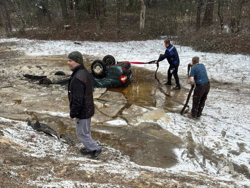 В Гусь-Хрустальном районе два инженера вытащили водителя из ледяной ловушки