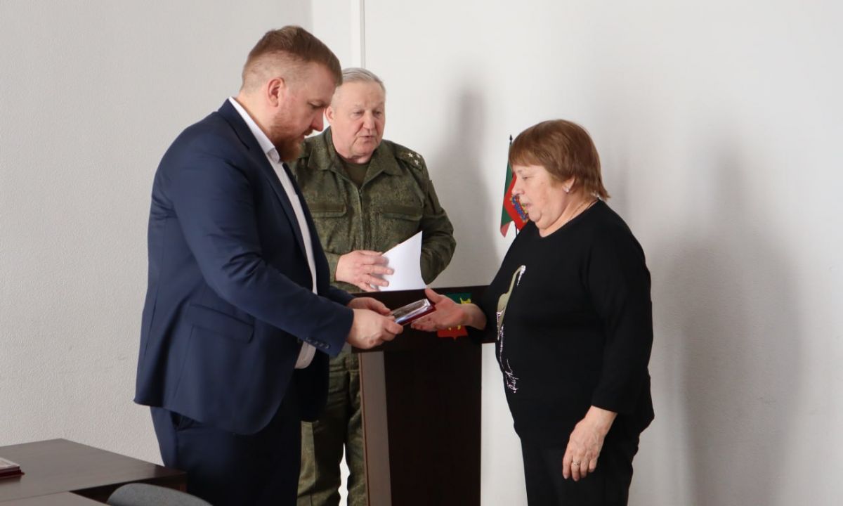 В Кольчугино матери погибших бойцов получили на хранение Ордена Мужества