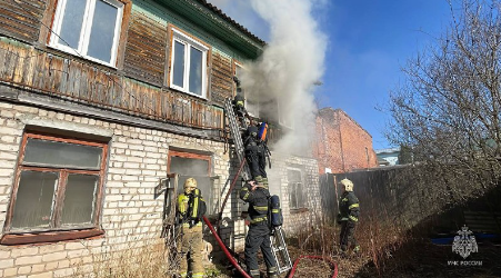 В Коврове пожарные эвакуировали пять человек из горящего дома