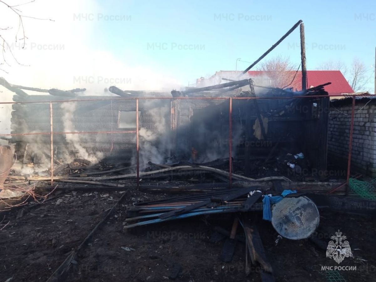 Во Владимирской области пожар уничтожил дом, баню и сарай 