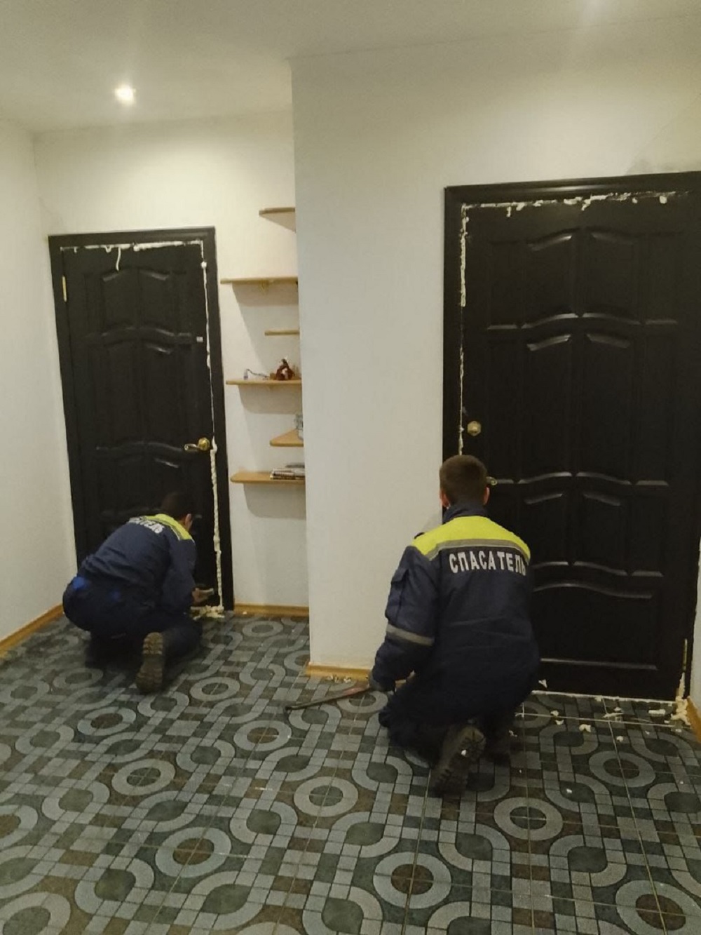 Во Владимире женщина залила все двери в квартире бывшего мужа монтажной пеной 