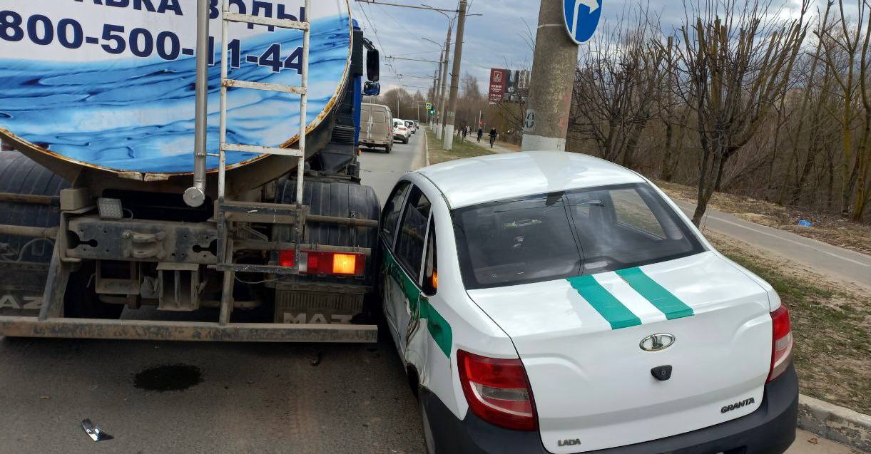 Во Владимире водовоз впечатал в столб машину ФСИН на улице Мира
