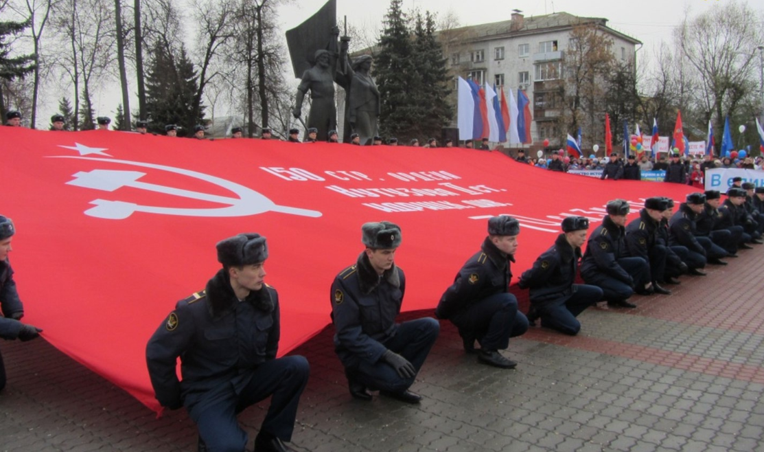 Масштабную копию Знамени Победы развернут на территории вузов Владимира