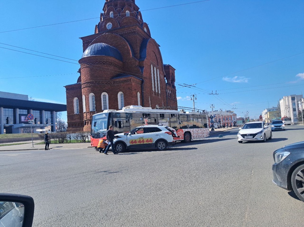 В центре Владимира легковушка столкнулась с троллейбусом