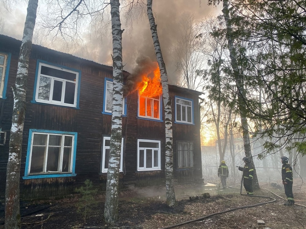 В Киржаче пожар охватил двухэтажный деревянный дом 