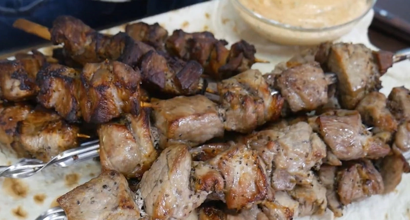  рецепт шашлыка с вкусом "как на углях" в домашних условиях