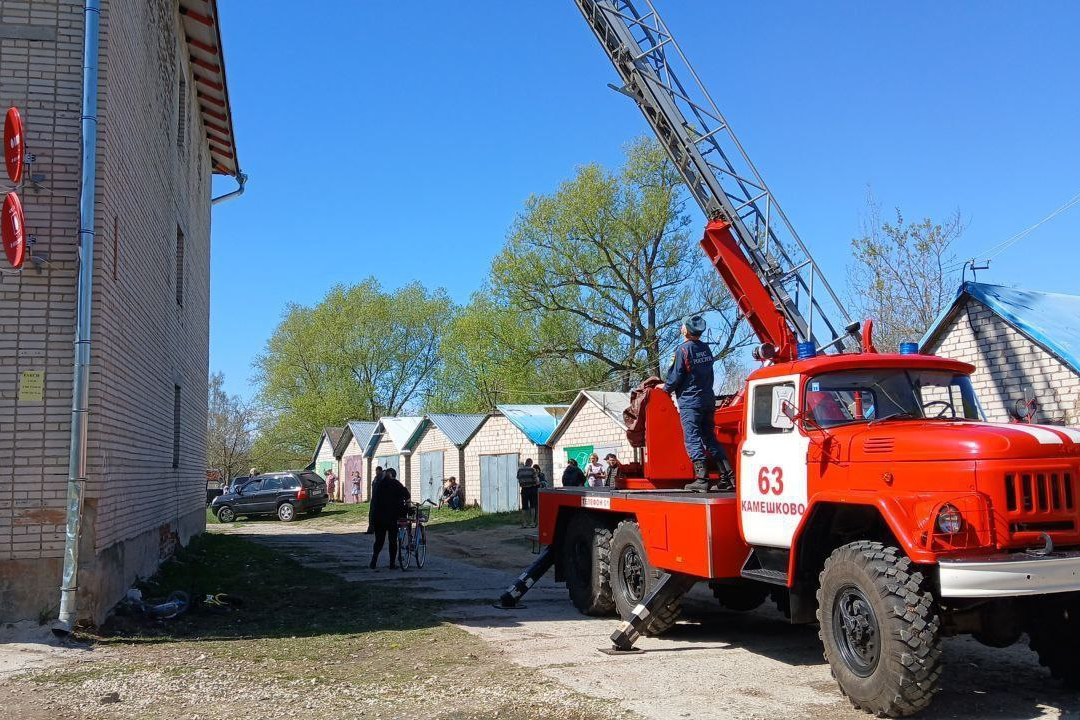 При пожаре в трехэтажном доме в поселке Максима Горького пострадали два человека