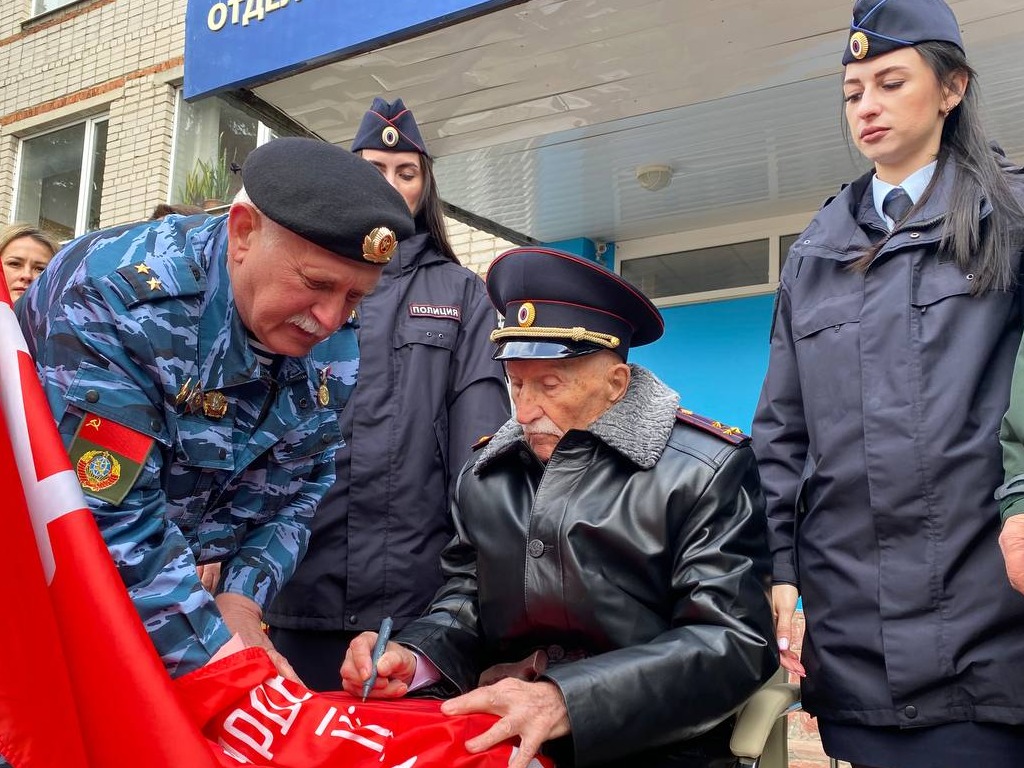 В Петушках участник ВОВ Анатолий Гаврилов передал Знамя Победы кадетам