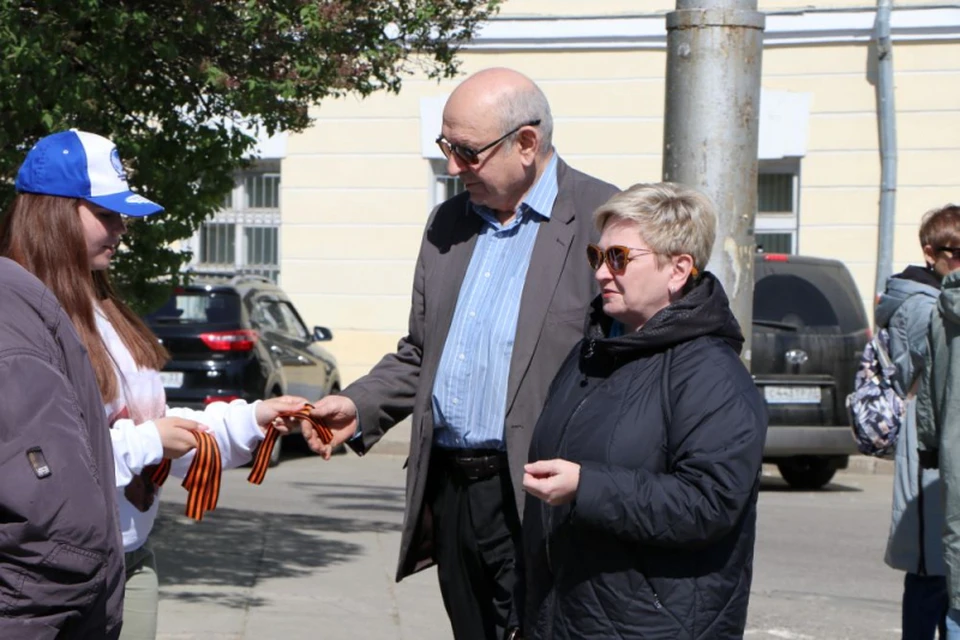 Полицейские Владимира раздавали жителям Георгиевские ленточки