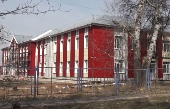 В Гусевском подрядчик исправляет недостатки по ремонту фасада в школе №14