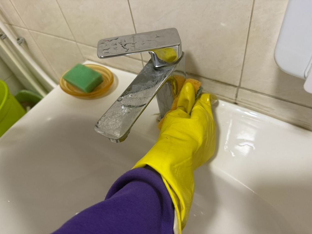 Наносим на межплиточные швы  - и получаем белоснежную затирку: всего за 10 минут ванная будет как после ремонта