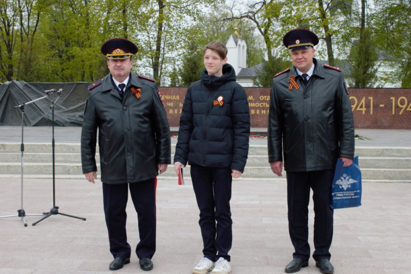 Во Владимире у Вечного огня полицейские торжественно вручили юным жителям региона паспорта граждан РФ