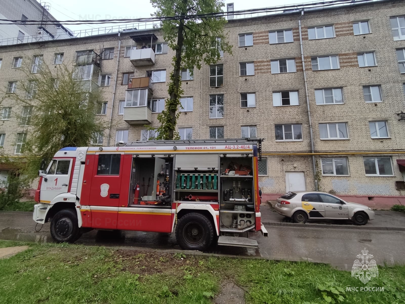 На пожаре во Владимире в военном городке эвакуировали 8 человек