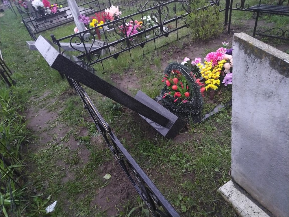 На кладбище под Муромом вандалы повредили 9 надгробий 