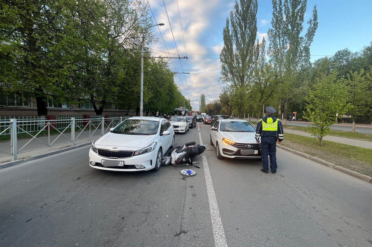 Водитель скутера устроил массовое ДТП на улице Батурина во Владимире