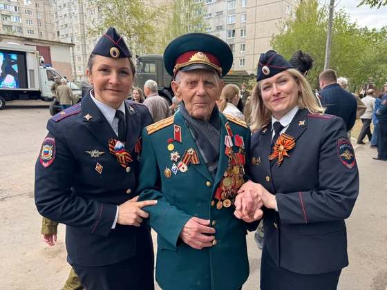 Полицейские Владимира поздравили с Днём Победы ветерана ВОВ Бориса Павлова