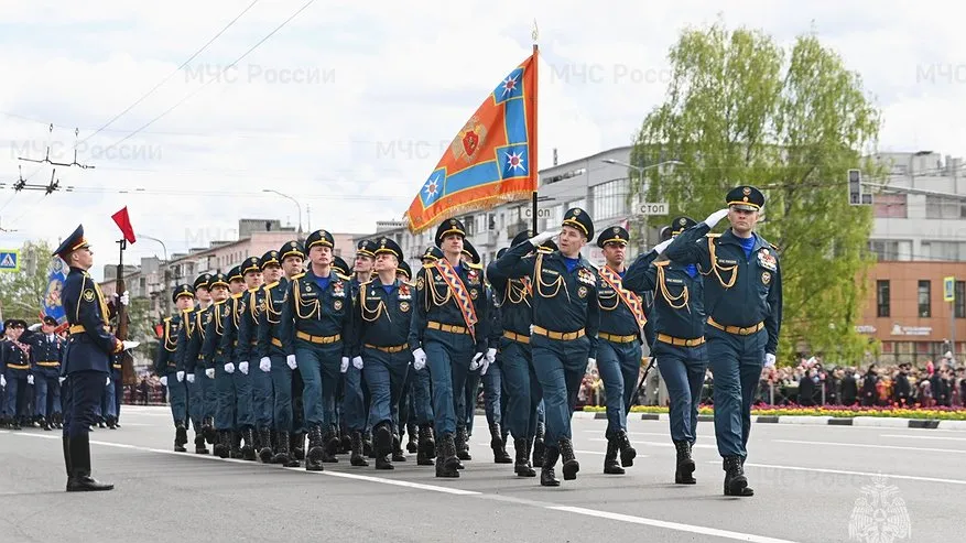 Сотрудники МЧС Владимира прошли в составе парадного расчёта на площади Победы