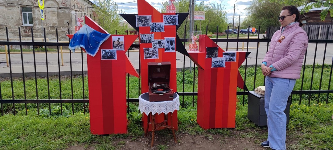 В мемориальном саду сестер Цветаевых в Александрове создали уголок «Старая пластинка военных лет»