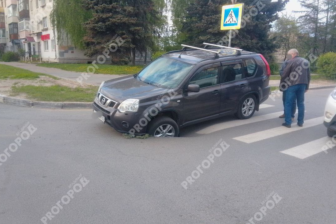 В центре Владимира автомобиль провалился колесом в асфальт