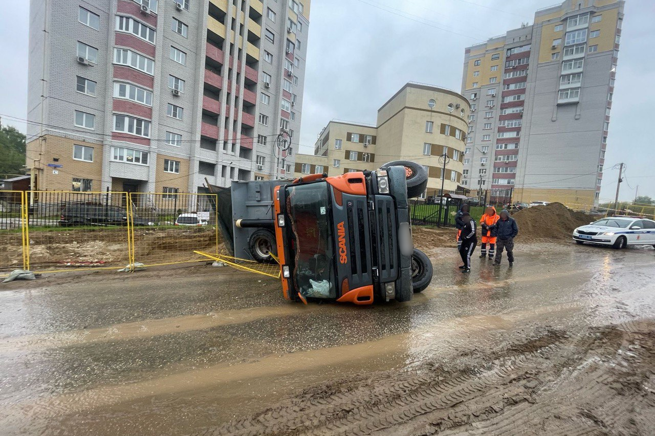 На улице Пушкарской во Владимире водитель Scania при разгрузке песка опрокинул авто