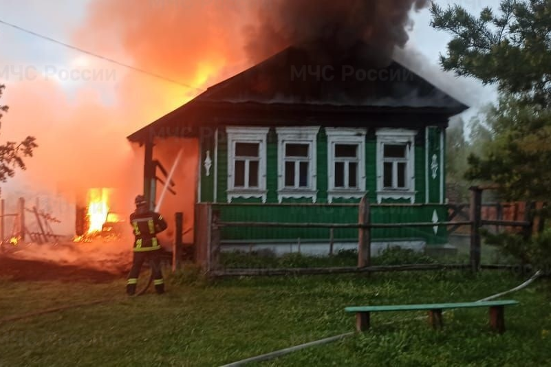 В деревне Дубенки от пожара пострадали два частных дома
