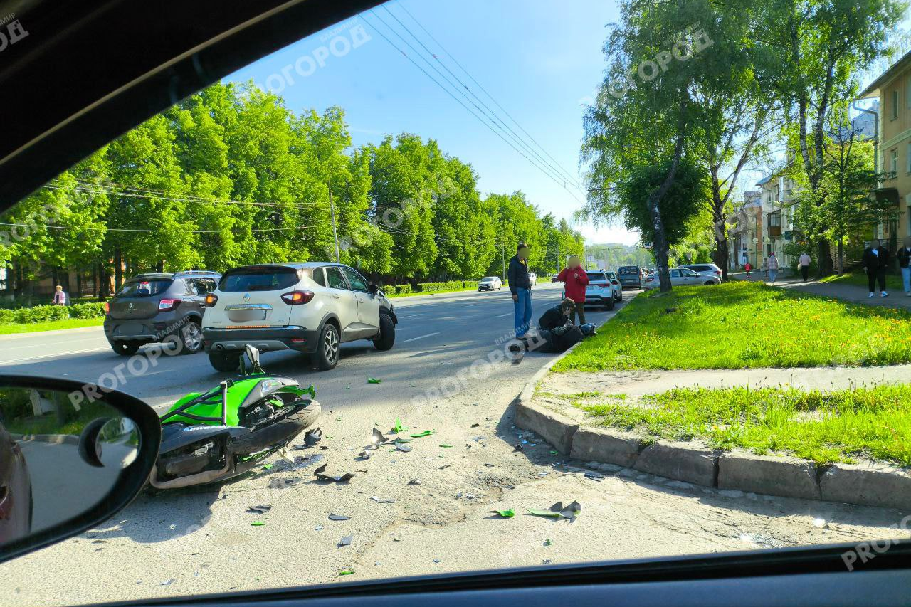 Во Владимире у ДКМ автомобиль сбил мотоциклиста