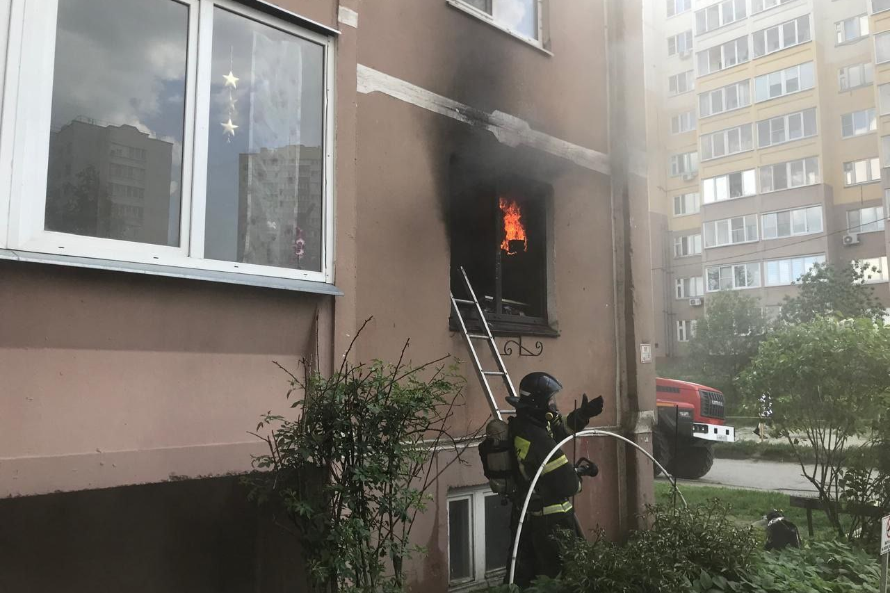 Сотрудники МЧС спасли 15 человек на пожаре во владимирской многоэтажке