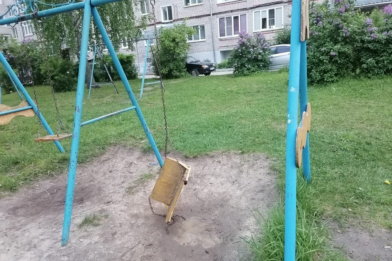 В Красной Горбатке детские площадки на трех улицах оказались в плохом состоянии