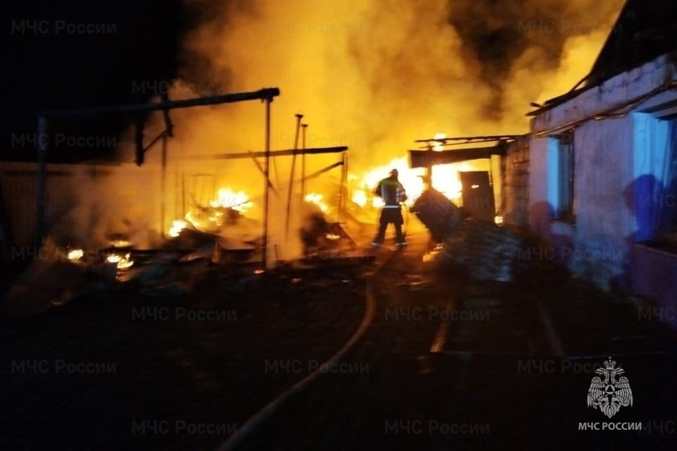Спасатели потушили пожар в доме в деревне Пестенькино