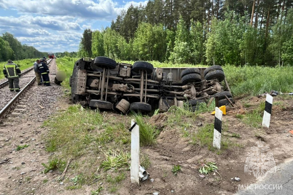 В Ивановской области большегруз с владимирскими номерами врезался в поезд
