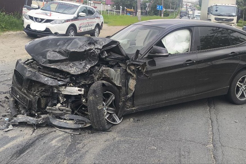 На улице Ноябрьской во Владимире водитель Nissan устроил массовое ДТП с пострадавшим