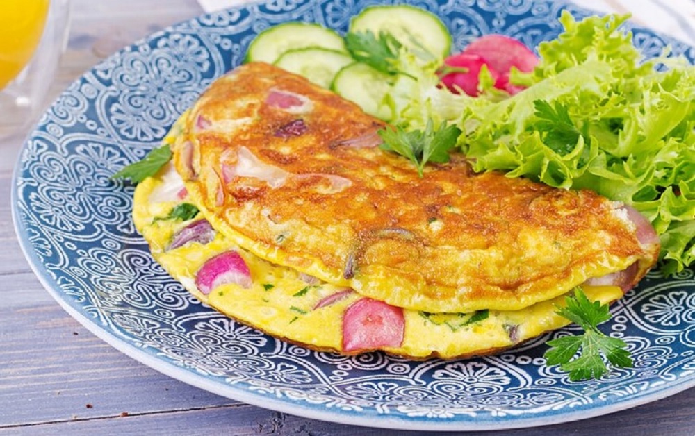 Омлет станет вкуснее любого блюда, если добавить в него этот ингредиент - домашние сметут его со стола за секунду 