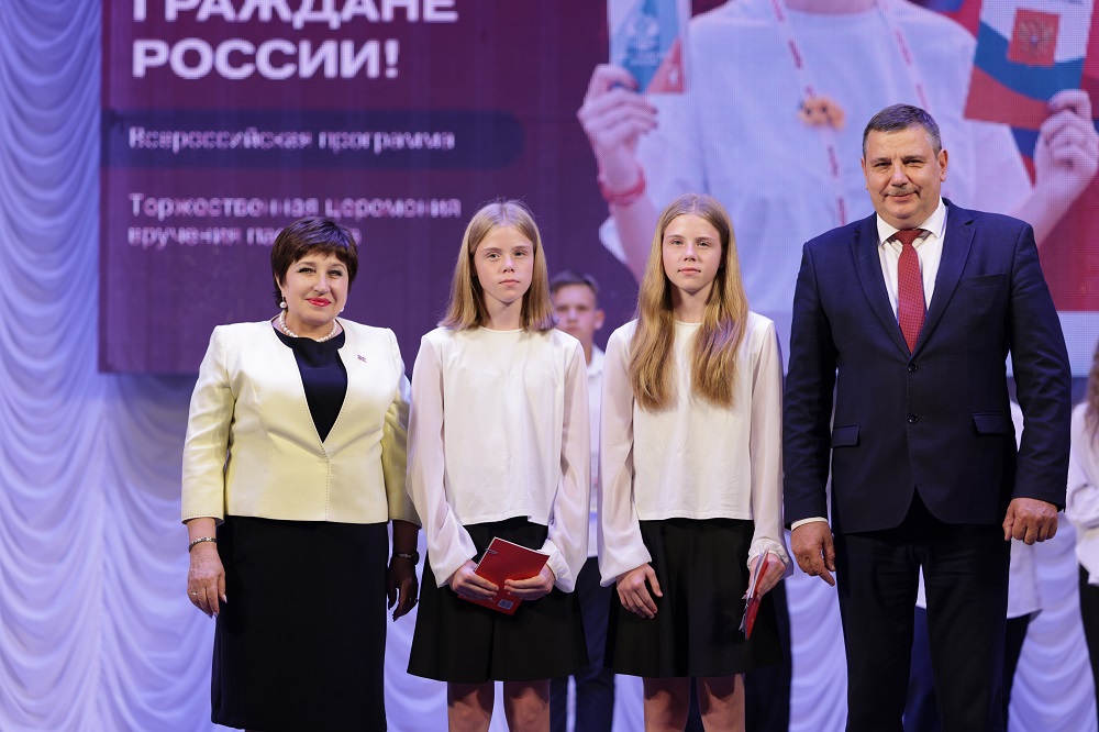 Ольга Хохлова накануне Дня России вручила паспорта юным муромлянам