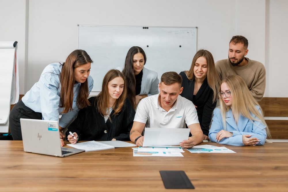  как в Асконе работают с начинающими специалистами.