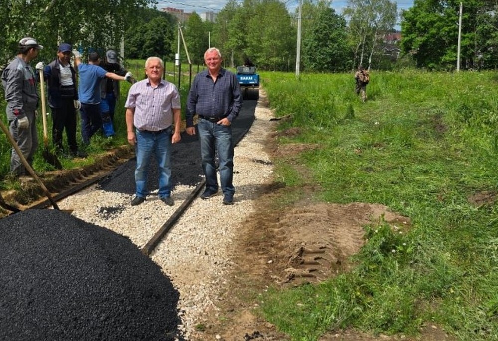 В александровских Новинках асфальтируют тропинку