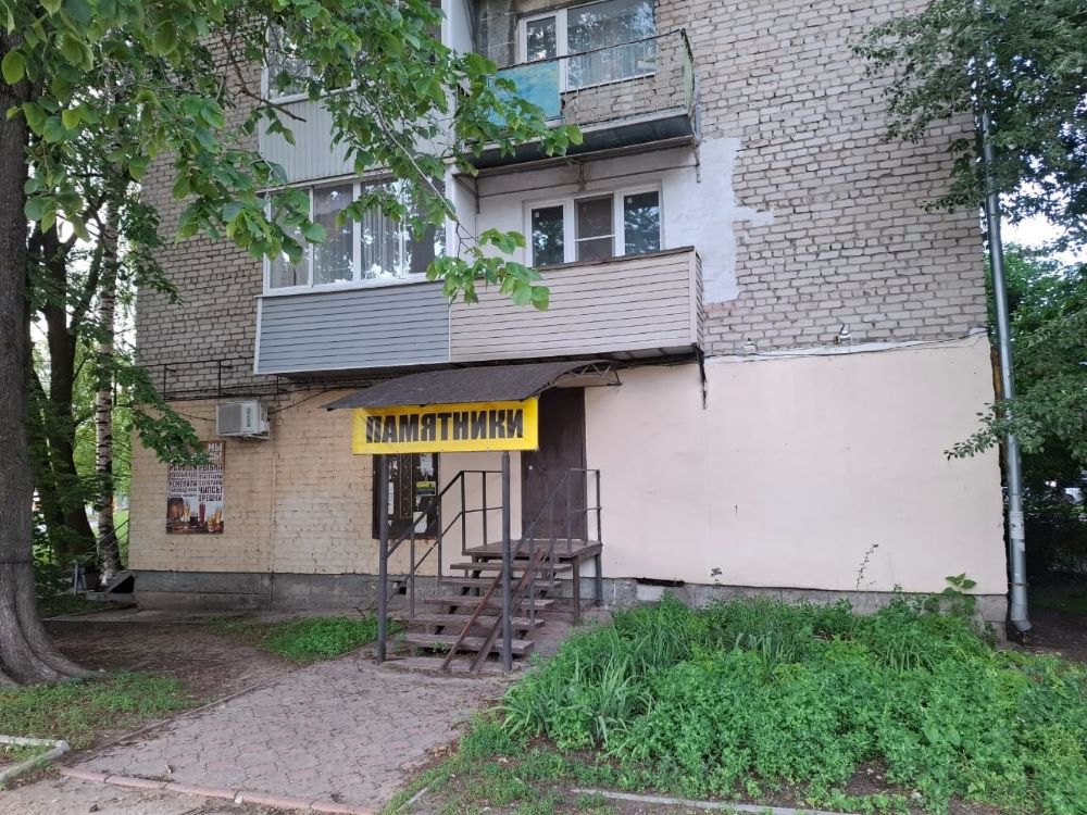 В Гусь-Хрустальном запретили витрины с надгробиями под окнами жильцов