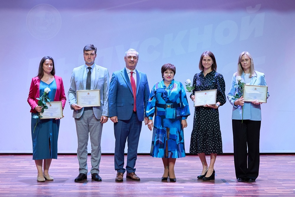 Ольга Хохлова поздравила лучших выпускников ВлГУ с окончанием учебы