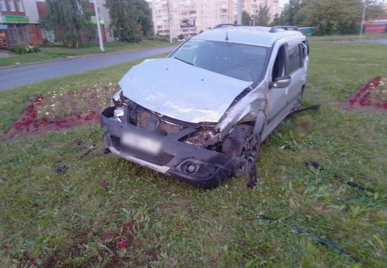 В Добром автомобилист въехал в бордюр и повредил клумбу
