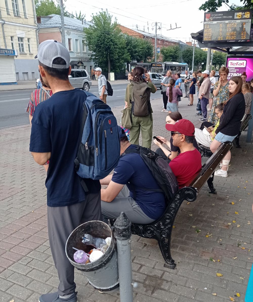 На остановках во Владимире установили новые лавочки и урны 