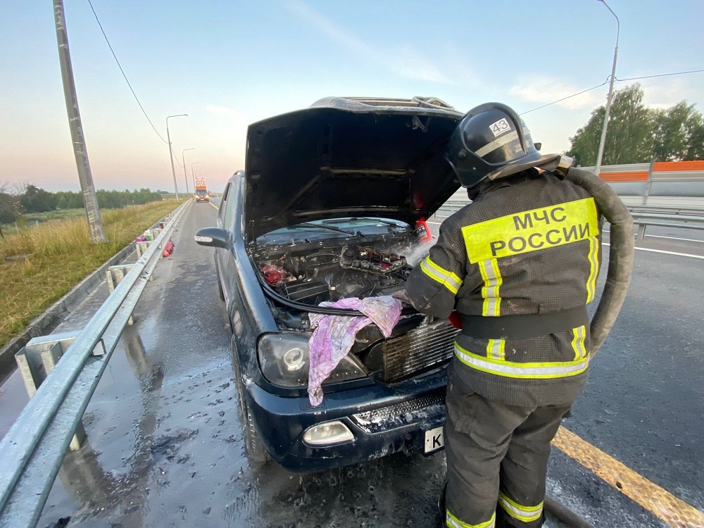 В Петушинском районе загорелся автомобиль на трассе М-12