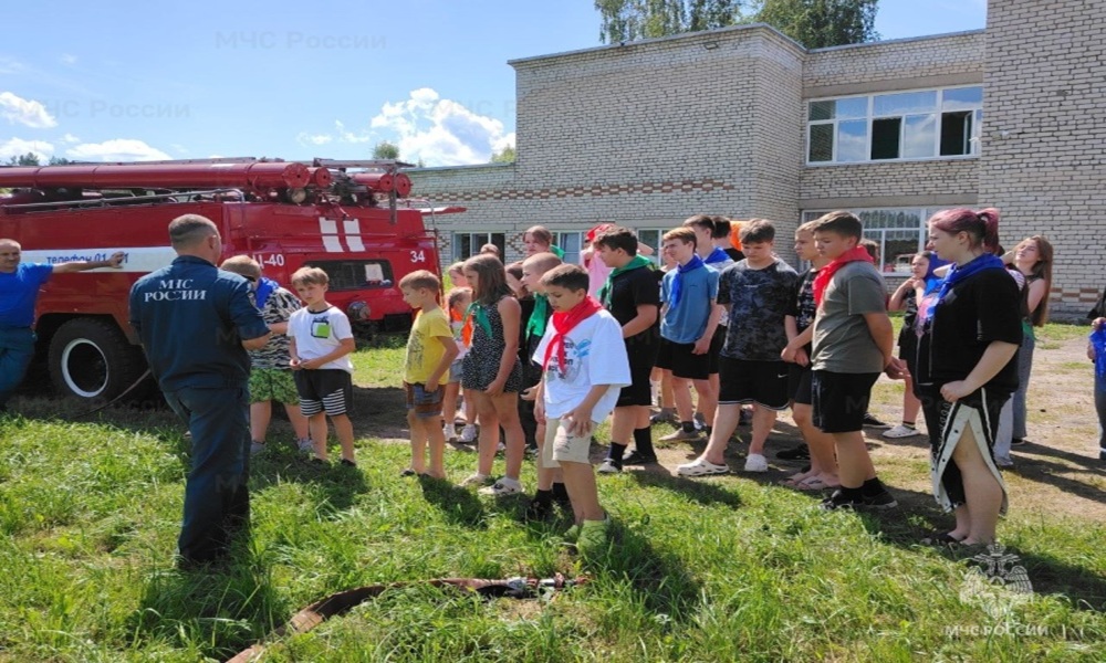 Сотрудники МЧС проводят уроки безопасности во владимирских летних лагерях