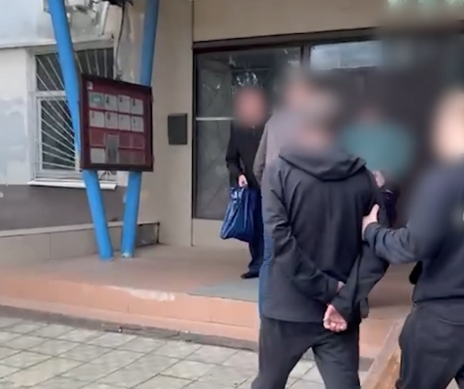 Двух кольчугинцев задержали за кражу 300 литров топлива  с фур